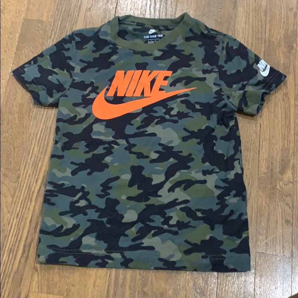 Nike boys short sleeve camo shirt size 7